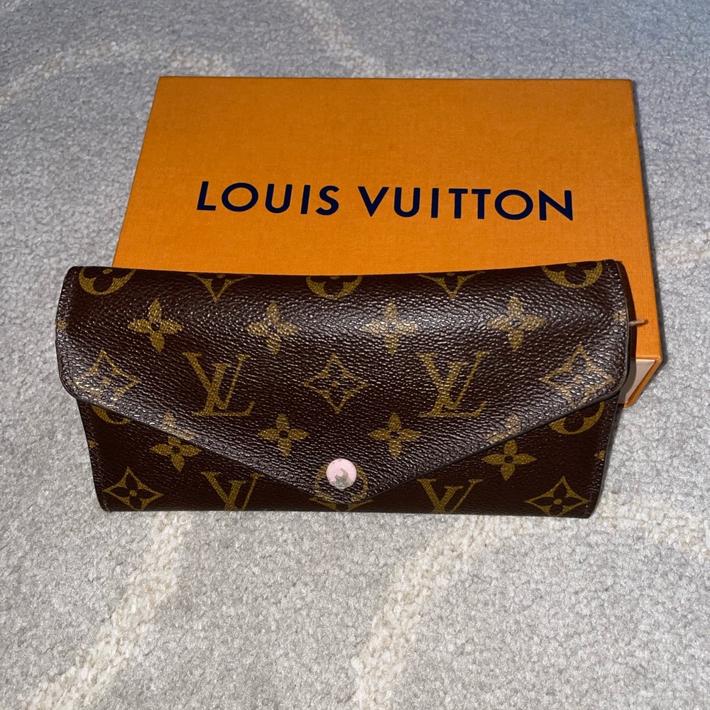 Authentic Louis Vuitton Wallet in Monogram print with Rose Ballerine Interior